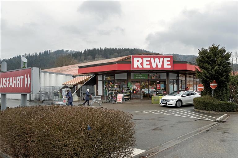 Der Standort in der Weststadt wird gestärkt, in den Neubau ziehen nach der aktuellen Planung neben Rewe auch Penny sowie die Hörschbach-Apotheke ein. Archivfoto: J. Fiedler