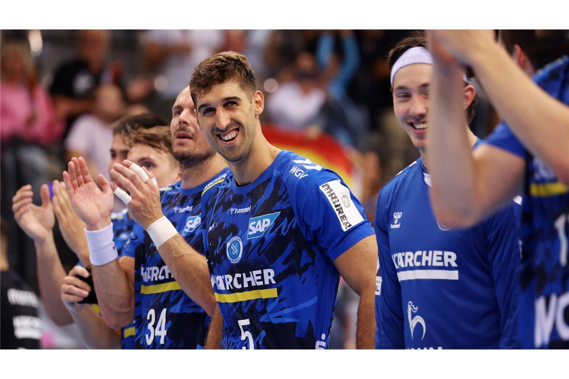 TVB Stuttgart legt gegen BHC erfolgreich nach Der starke Spanien Antonio Serradilla bejubelt mit seinen Mitspielern den ersten Saisonsieg des TVB Stuttgart.