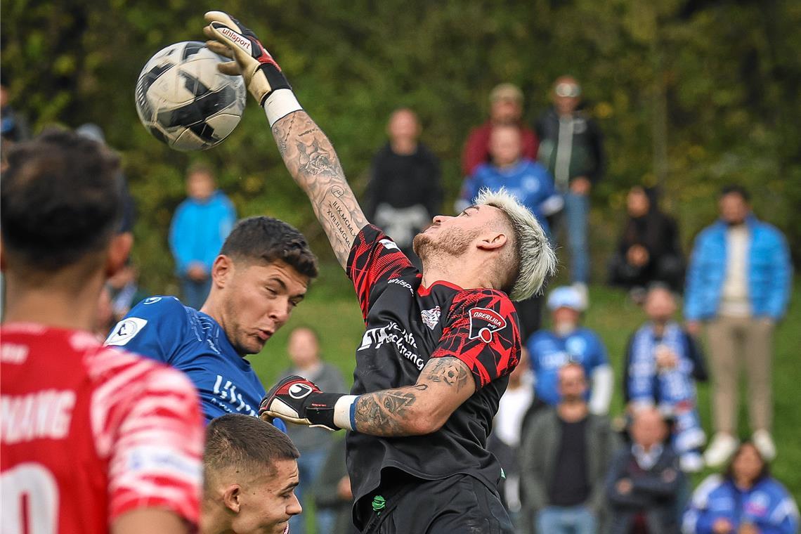 TSG Backnang hält lange gegen die Stuttgarter Kickers die Null Der starke TSG-Torhüter Enrico Caruso zeigt viele Paraden im WFV-Pokalspiel. Foto: Alexander Becher