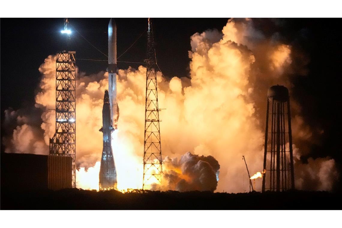 Jeff Bezos' neue Rakete schafft es schon im Erstflug ins All Der Start von "New Glenn" verlief nach Plan, nicht aber die Landung des unteren Teils.