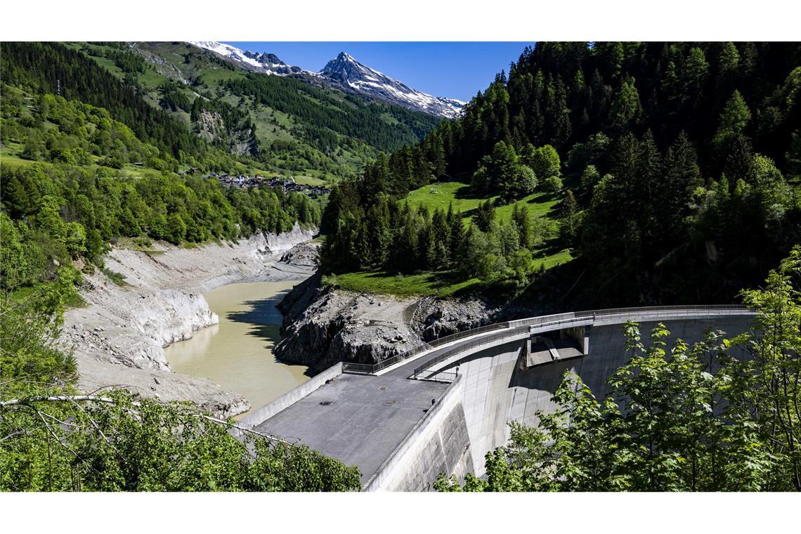 Lötschentaler hoffen auf Glück im Unglück: Wasser läuft ab Der Stausee bei Ferden talabwärts des Katastrophengebiets soll gegebenenfalls große Wassermengen auffangen.