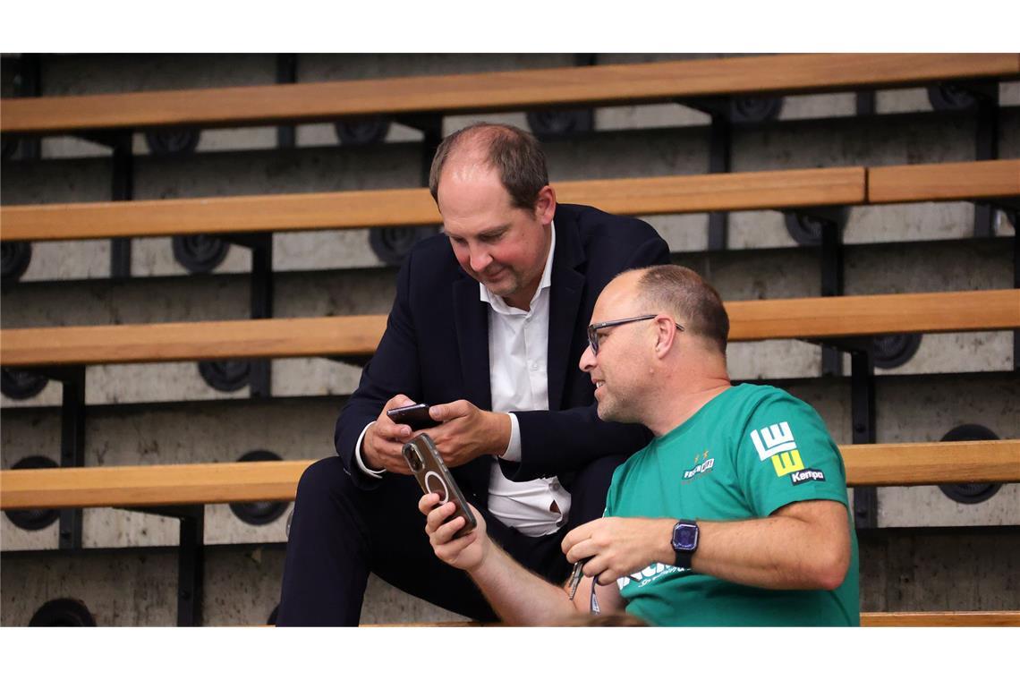 Der Stellvertretende Geschäftsführer Peter Kühnle, Teambetreuer Heiko Ruess (re.).