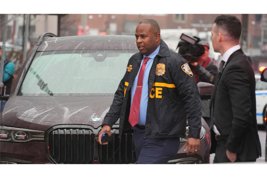Todesschütze von Manhattan soll Manifest geschrieben haben Der stellvertretende Kommissar der New Yorker Polizei, Kaz Daughtry, trifft im Altoona Police Department ein, wo ein Mann mit einer Waffe, die der bei der Ermordung des CEO von UnitedHealthcare, Brian Thompson, verwendeten ähnlich sein soll, in Polizeigewahrsam genommen wurde.