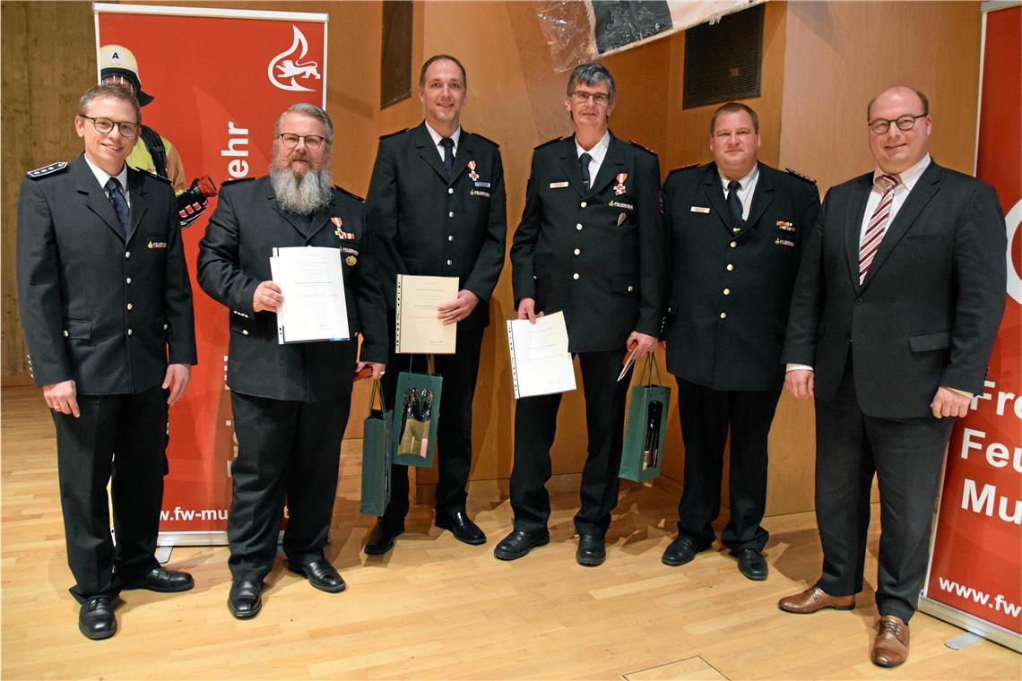 Die Murrhardter Feuerwehr ist moderner Dienstleister geworden Der stellvertretender Kreisbrandmeister Jochen Wolf (links), Bürgermeister Armin Mößner (rechts) und Kommandant Stefan Krehan (Zweiter von rechts) zeichneten unter anderem Gerald Wurster (Zweiter von links), Michael Stooß und Ulrich Kircher aus. Foto: Elisabeth Klaper
