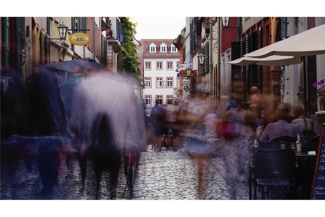 Ist in Heidelberg bald um Mitternacht Zapfenstreich? Der Streit um den Kneipenlärm in der Unteren Straße und anderen Heidelberger Altstadtgassen schwelt schon seit zehn Jahren.