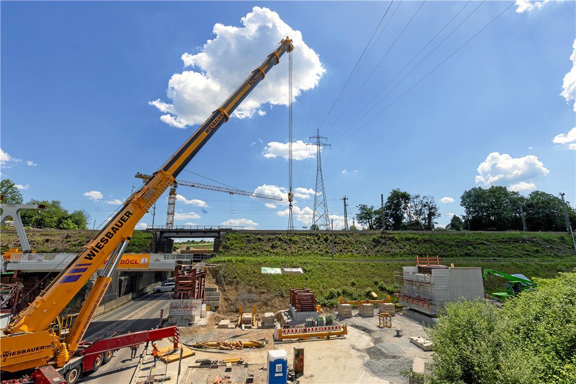 Der Strom ist von der Hochspannungsleitung auf den Kran übergesprungen. 
