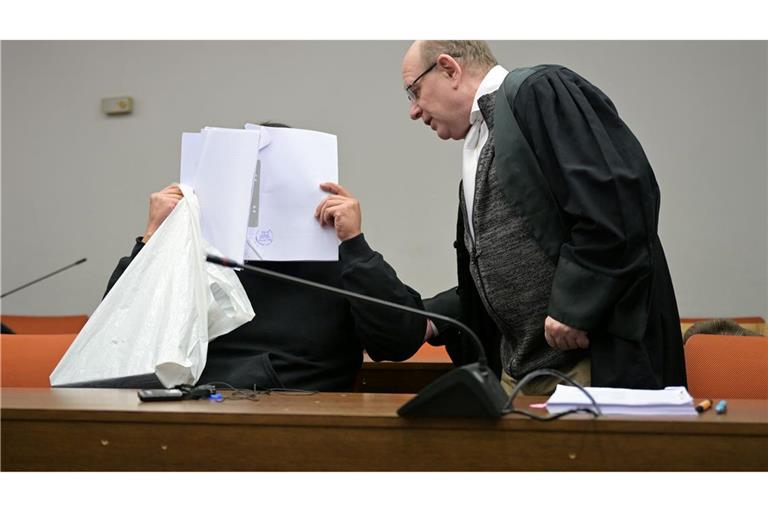 Der Student verbarg sein Gesicht zu Beginn des Prozesses.