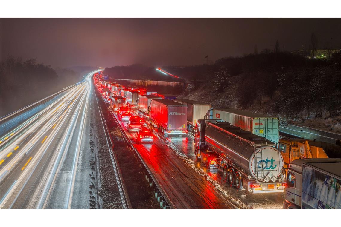Der stundenlange Stau auf der A3 in Hessen hat sich aufgelöst.