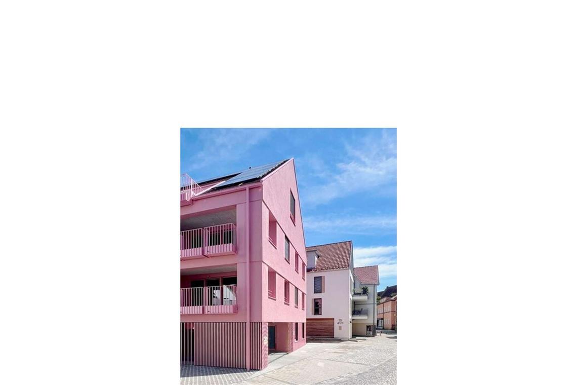 Der Stuttgarter Architekt Michael Meyer ist mit dem flamingofarbenen Baugruppen-Haus in Metzingen im Rennen um den DAM-Preis 2027.
