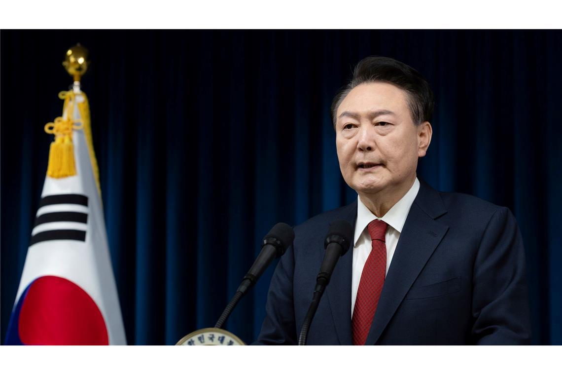 Ausreiseverbot gegen Präsident Yoon verhängt Der südkoreanische Präsident Yoon Suk Yeol spricht im Präsidialamt in Seoul, Südkorea. Am Montag hat das Justizministerium eine Ausreisesperre gegen Yoon verhängt. (Archivbild)
