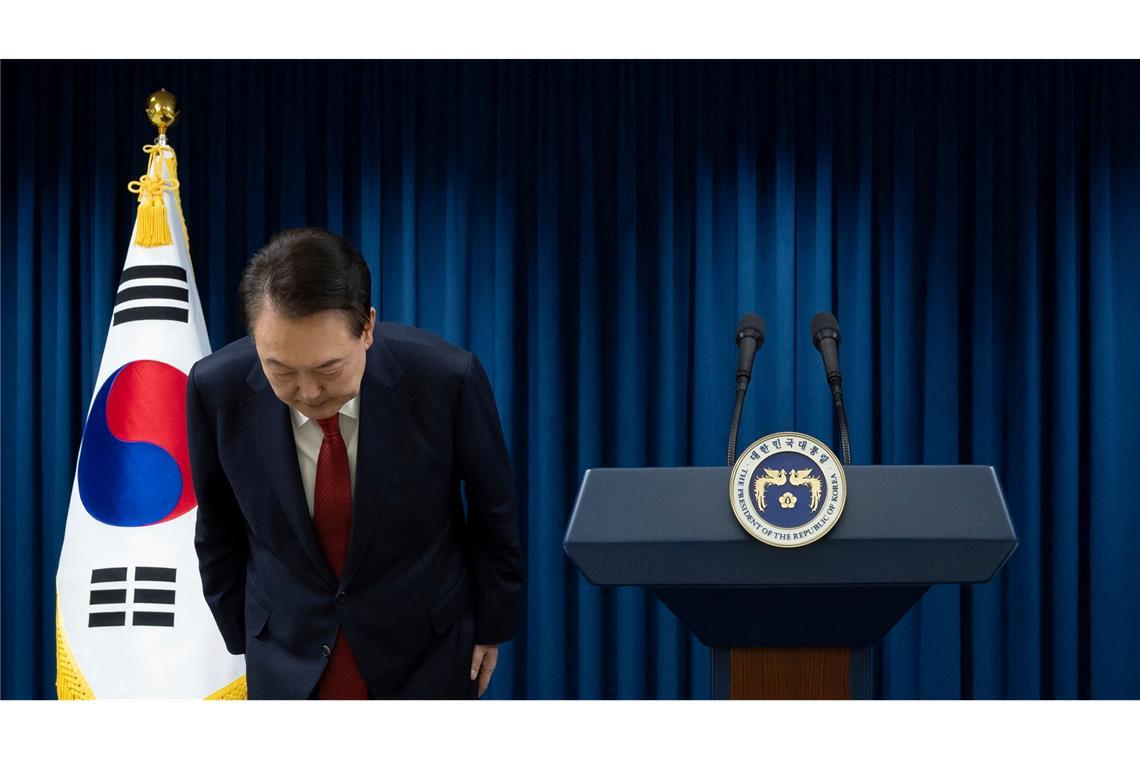 Bilder des Tages Der südkoreanische Präsident Yoon Suk Yeol verbeugt sich am Ende seiner Ankündigung. Er hat sich bei seinem Volk für das vorübergehende Verhängen des Kriegsrechts entschuldigt.