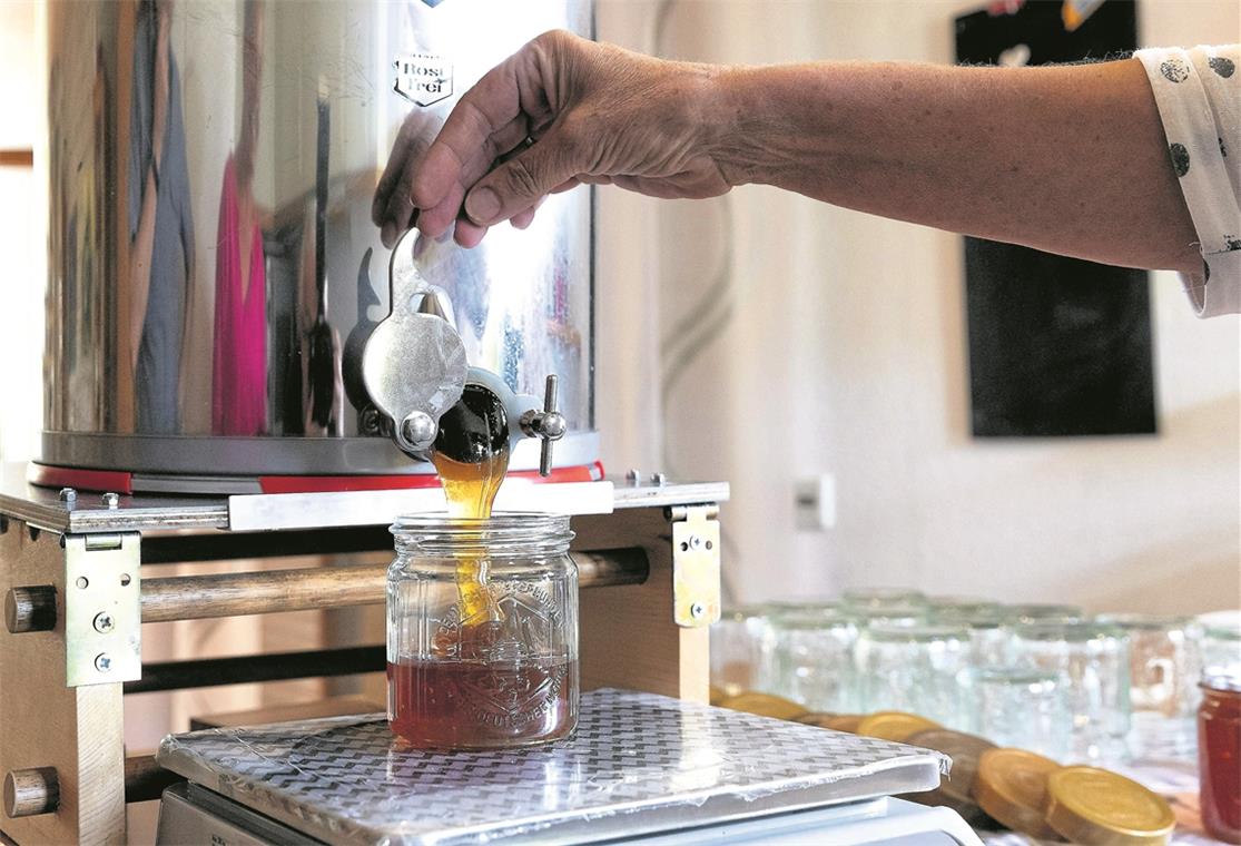 Die Lust auf eigenen Honig wecken Der süße Lohn für jede Menge Arbeit: Der Honig wird abgefüllt, wahlweise in ein 250- oder 500-Gramm-Glas.
