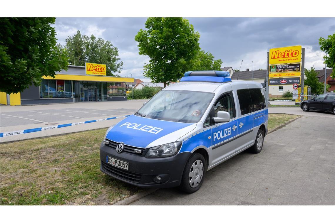 Mann fährt auf Beamtinnen zu – Polizei schießt Der Supermarkt blieb geschlossen.