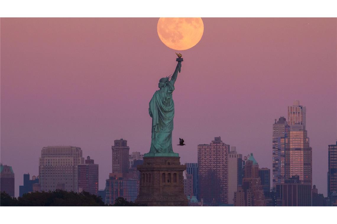 Bilder des Tages Der Supermond geht hinter der Freiheitsstatue in New York auf.