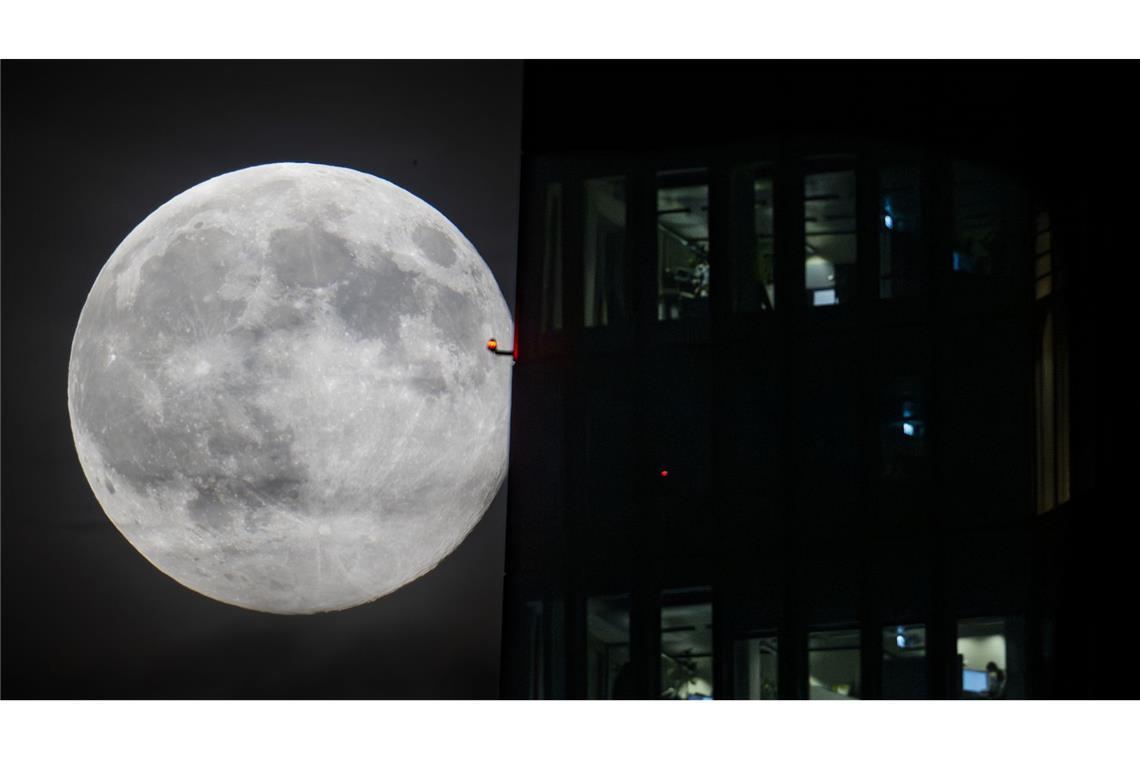 Der Supermond über Frankfurt