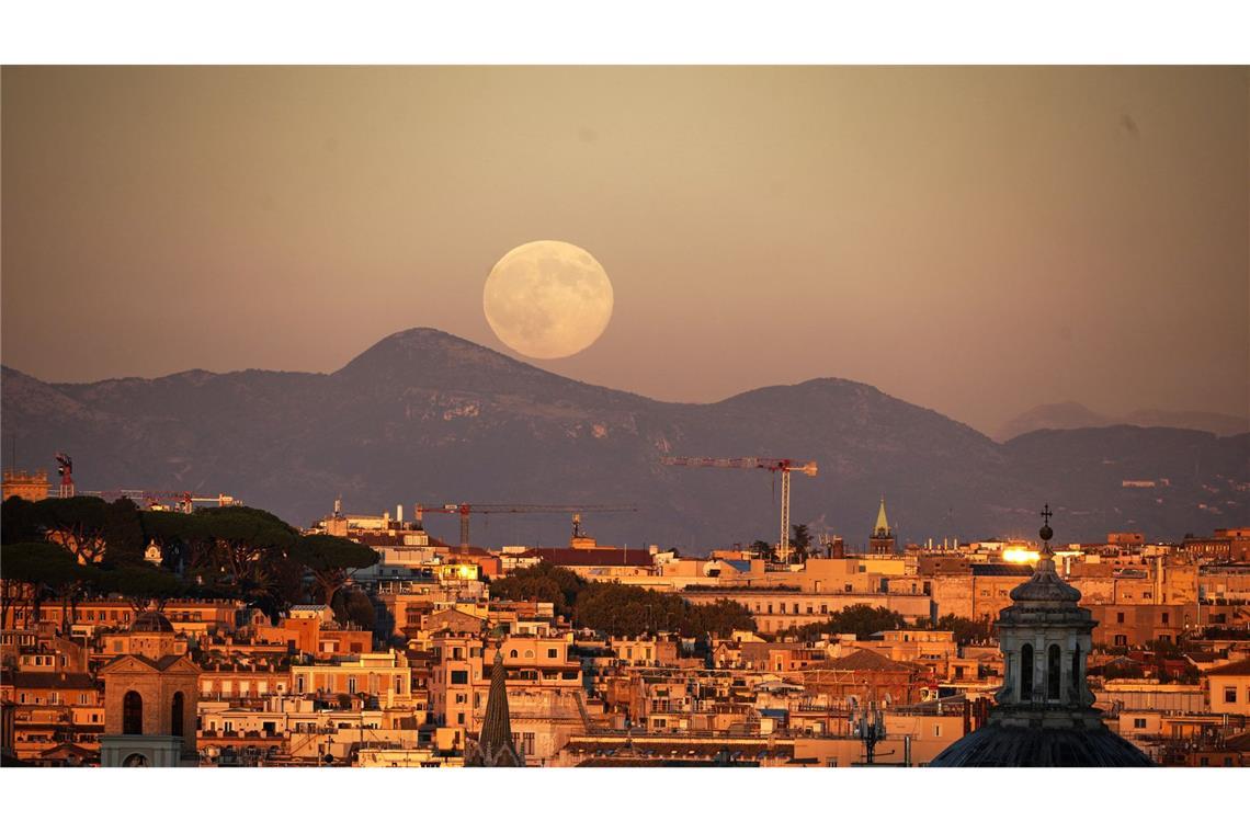 Der Supermond über Rom