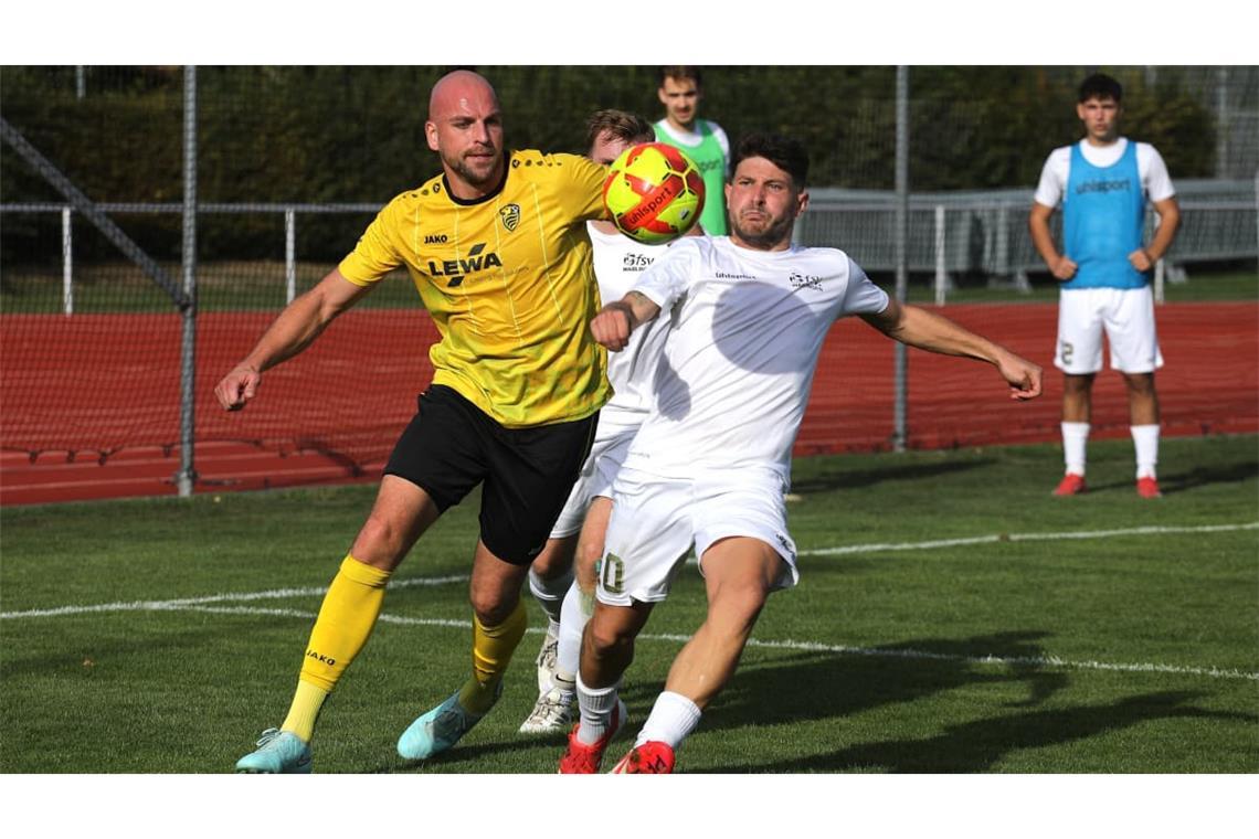 Der SV Leonberg/Eltingen muss erneut auf Stürmer Patrik Hofmann (li.) verzichten, der ständige Umbau der Startelf ist eine Belastung.