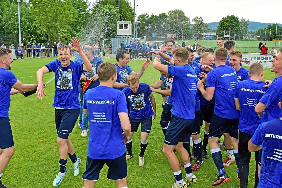 Fußball-Kreisliga A2: Der SV Unterweissach schafft sein Meisterstück Der SV Unterweissach besiegt im letzten Heimspiel der Saison den Tabellendritten Kleinaspach/Allmersbach deutlich und darf jubeln. Die Täleself hat die Meisterschaft sicher und die Rückkehr in die Bezirksliga im zweiten Anlauf vollbracht. Foto: Tobias Sellmaier