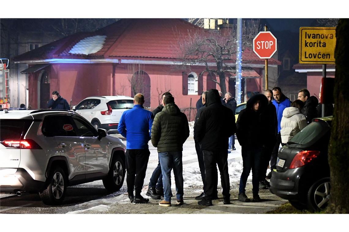 Schütze erschießt sich nach Flucht selbst Der Täter ist nach Angaben der Polizei anschließend geflohen, nach ihm wird mit Hochdruck gefahndet.