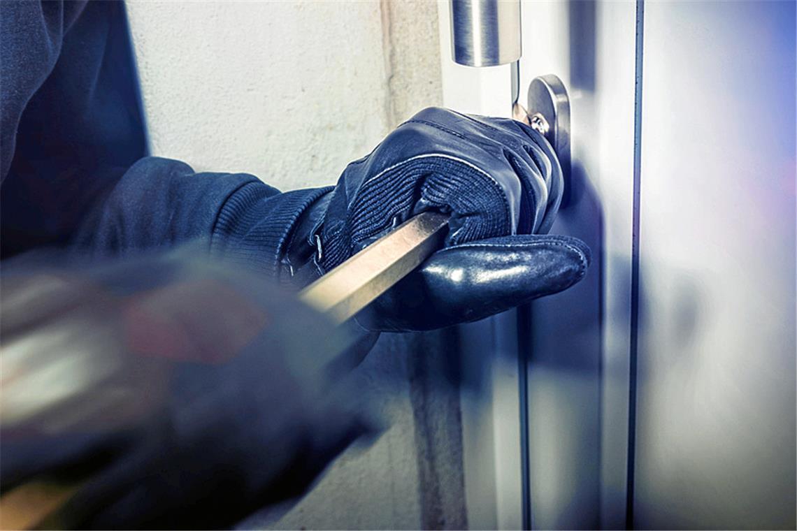 Der Täter versuchte mehrfach, die verschlossene Wohnungstür aufzuhebeln. Symbolbild: AA+W / Adobe Stock 