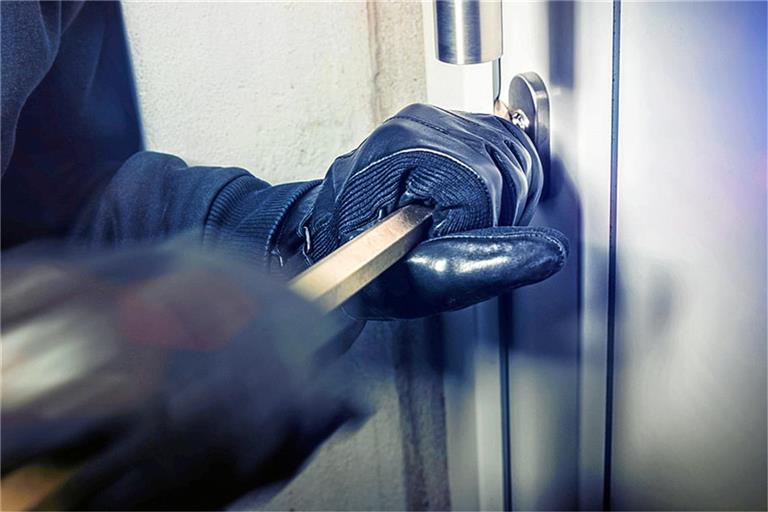 Der Täter versuchte mehrfach, die verschlossene Wohnungstür aufzuhebeln. Symbolbild: AA+W / Adobe Stock 
