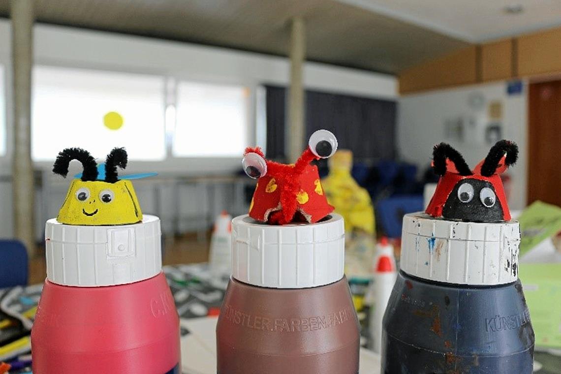Kleine fleißige Regenwürmer kommen groß raus Der Tag drehte sich um Tiere, die im Boden leben. Hier drei fantasievolle Vertreter, welche die Kinder gebastelt haben. Fotos: Kibiz Murrhardt