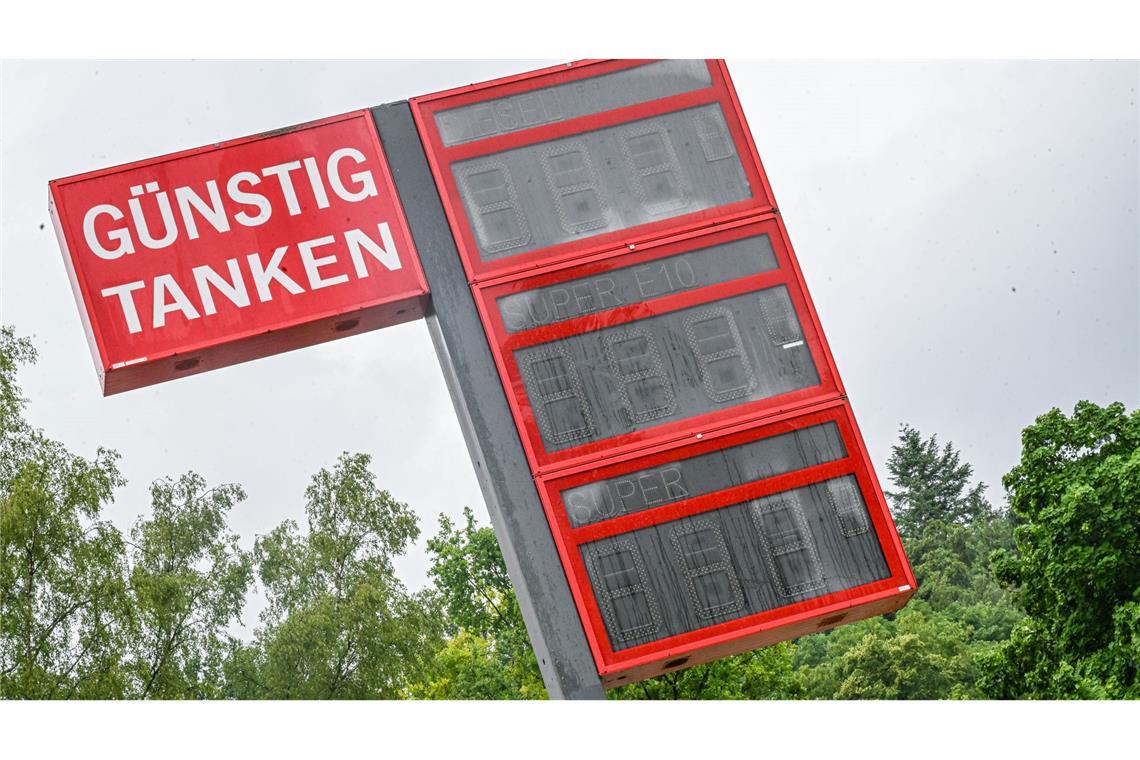 Der Tankrabatt kam zu großen Teilen bei den Verbrauchern an, sagt die Monopolkommission. (Archivbild)