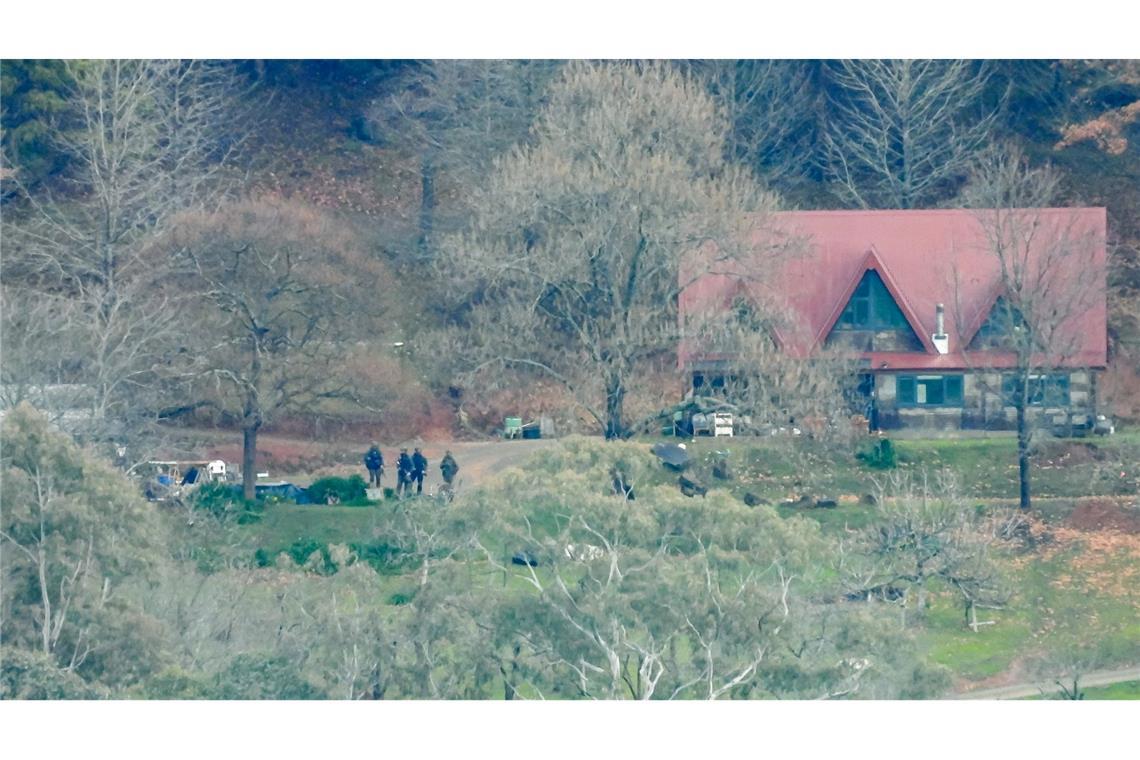 "Bitte gib auf": Großfahndung nach mordendem "Reichsbürger" Der Tatort auf einem abgelegenen Landgut wurde weiträumig abgesperrt.