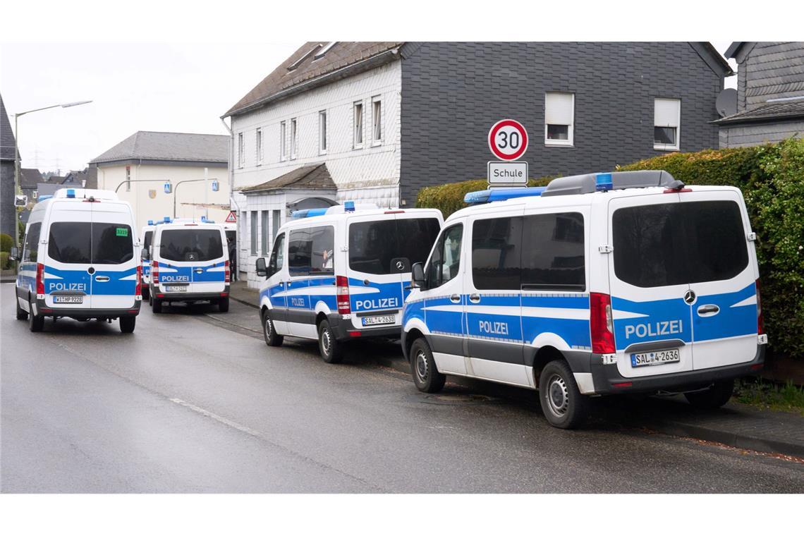 Mutmaßlicher Dreifachmord – Polizei sucht mit Großaufgebot Der Tatverdächtige ist seit mehr als einer Woche verschwunden.