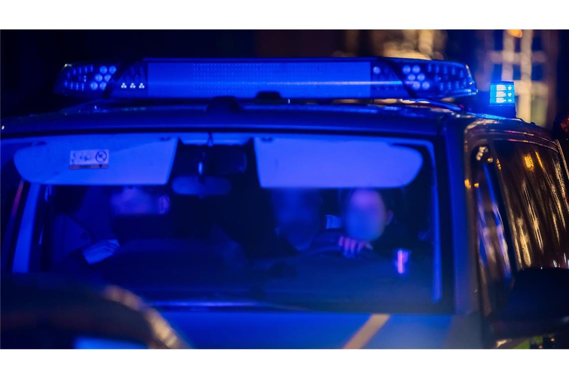 Behörden erhielten Hinweise auf Täter Der Tatverdächtige (Mitte) wird von Beamten ins Justizzentrum Magdeburg gebracht.