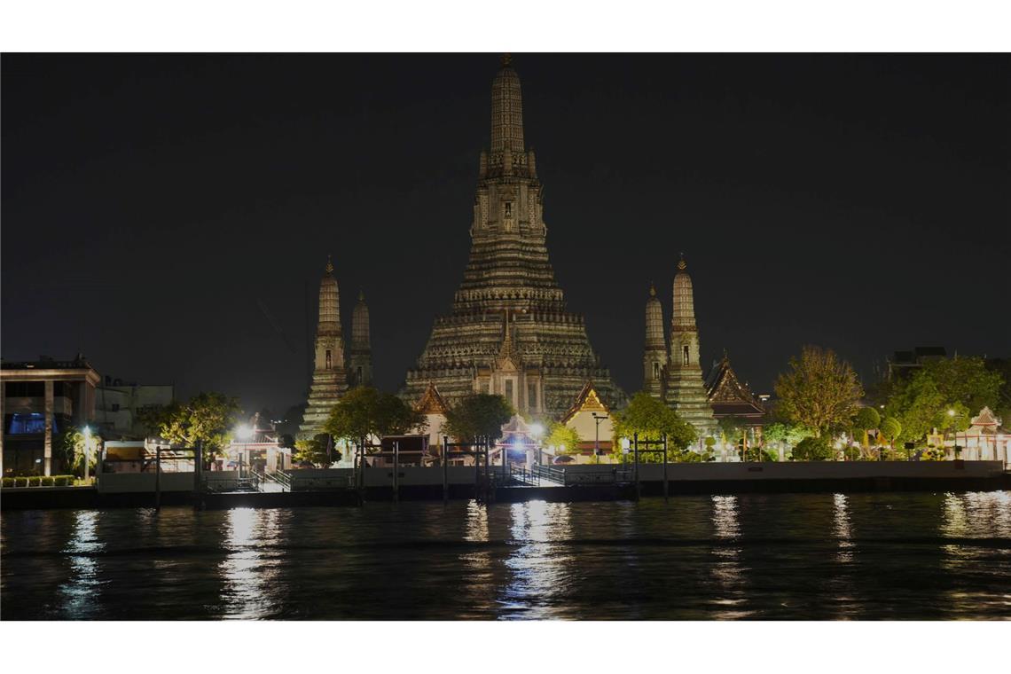 Bilder des Tages Der Tempel der Morgenröte steht im Dunkeln bei der Earth Hour.