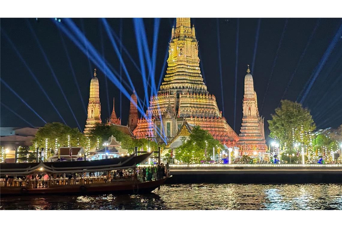 Warten auf das Jahr 2025 - Viele Länder haben schon gefeiert Der Tempel Wat Arun in Bangkok ist für Silvesterfeierlichkeiten in besonderem Licht angestrahlt.