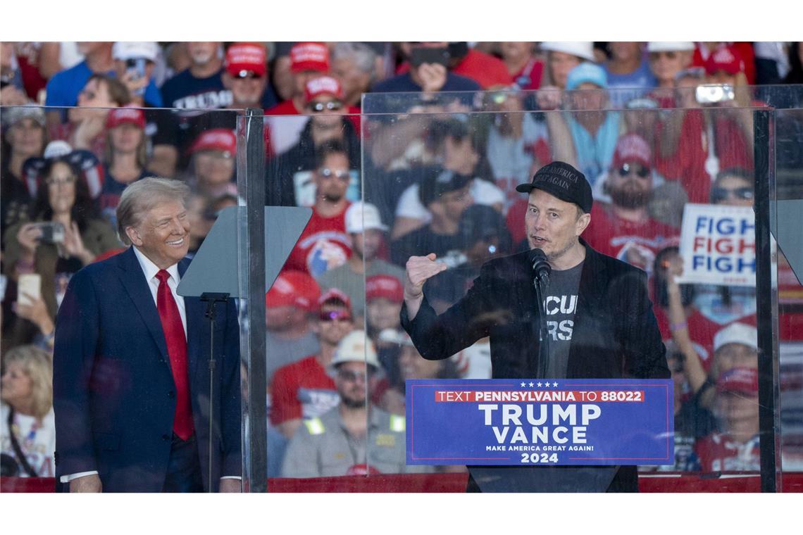 Trump-Profiteure feiern mit ihm Party Der Tesla-Gründer Elon Musk (r.) wird in einer Regierung Trump eine mächtige Rolle spielen.