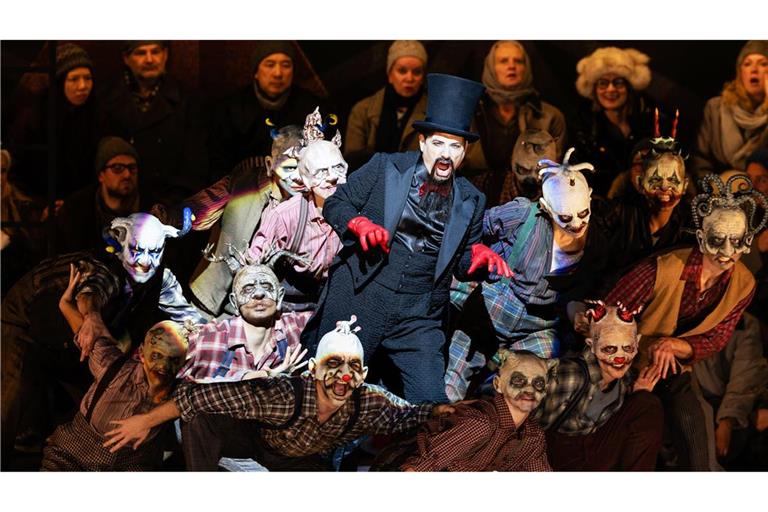 Der Teufel in der Mitte: Tansel Akzeybek als Zirkusdirektor mit Zylinder