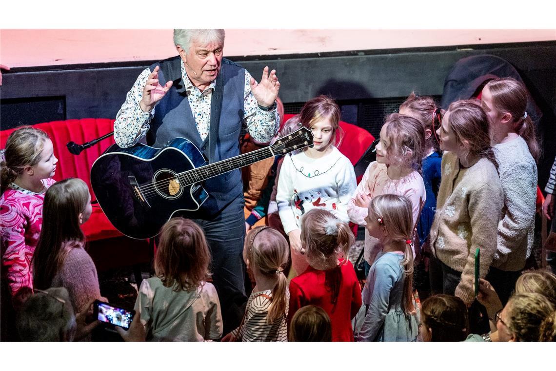 Der Text Rolf Zuckowskis "In der Weihnachtsbäckerei" ist einer von neun in der Klage der Gema gegen OpenAI. (Archivbild)