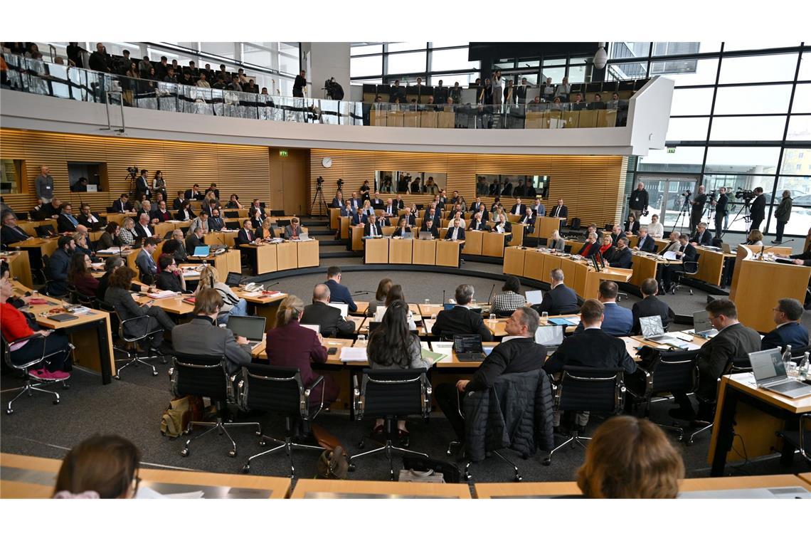 Der Thüringer Landtag hat eine Entscheidung getroffen: Ministerpräsident Mario Voigt (CDU) bleibt nach einem gescheiterten konstruktiven Misstrauensvotum im Amt.