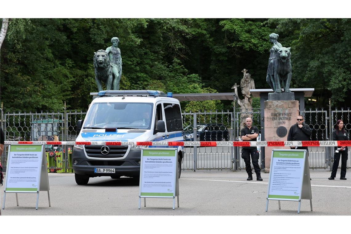 Aktivisten dringen in Tiergarten ein - einige festgeklebt Der Tiergarten ist am Dienstag überraschend aus Betriebsgründen geschlossen geblieben.