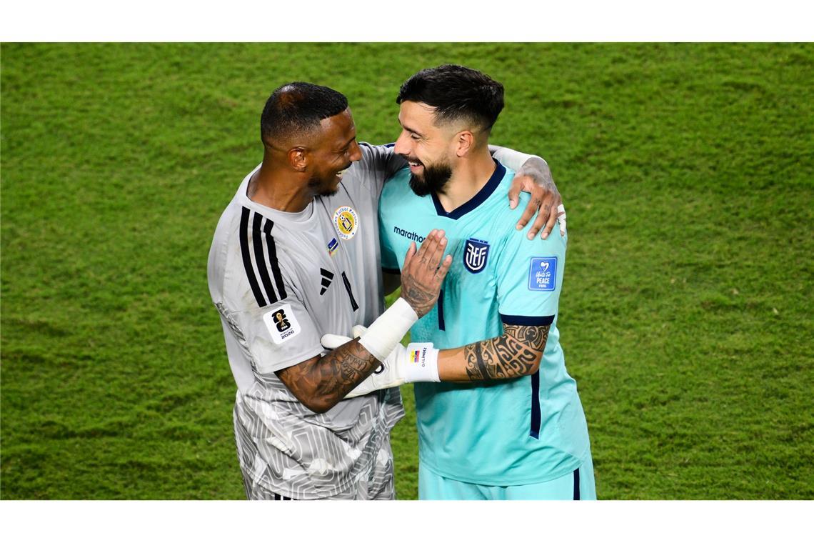 Der Torhüter von Curaçao, Eloy Room (l), und der Torhüter von Ecuador, Hernán Galindez, umarmen sich nach dem WM-Gruppenspiel.
