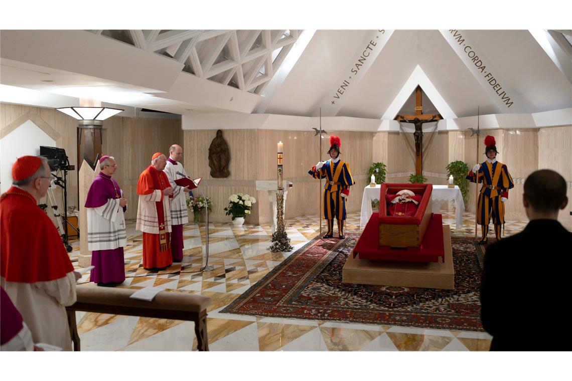 Testament von Papst Franziskus Der tote Papst Franziskus liegt nun in der Kapelle seiner Residenz Santa Marta im offenen Sarg.