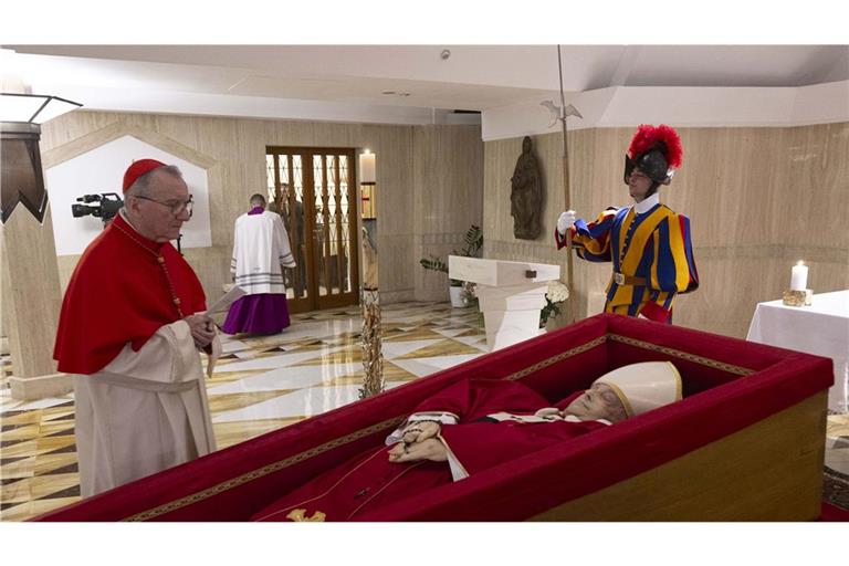 Der tote Papst ist in der Kapelle seiner Residenz Santa Maria im Vatikan aufgebahrt worden.