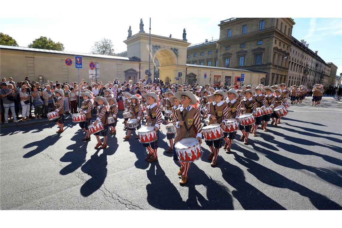 "Too hot to Hendl" - Wiesn startet mit Hitzerekord Der Trachten- und Schützenumzug ist ein traditionelles Element des Oktoberfests.