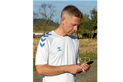 Der Trainer auf dem Handy: Vor und nach dem Laufen bespricht sich Kornelius Fritz mit dem Chatbot und lässt sich Tipps für sein Training geben. Foto: Bernd Strohmaier