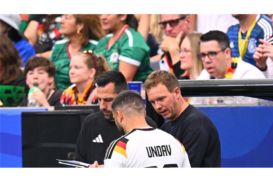 Der Trainer und sein Edeljoker: Letzte Anweisungen von Julian Nagelsmann an Deniz Undav beim ersten WM-Spiel. (Archivbild)