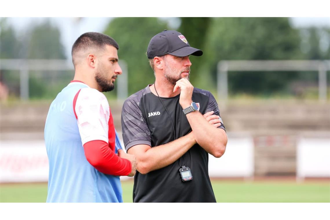 Der Trainer und sein neuer Kapitän: Sebastian Hoeneß (rechts) mit Deniz Undav