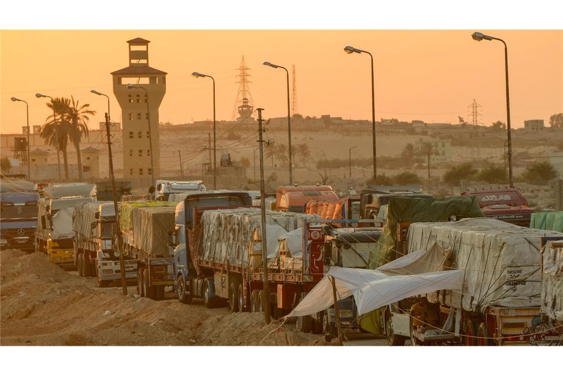 Augenzeugen: Hamas geht gegen Plünderer vor Der Transport von Hilfsgütern zu den notleidenden Menschen im Gazastreifen so wie auf diesem Archiv-Foto vom vergangenen September zu sehen, ist riskant. Nachdem ein Konvoi mit mehr als 100 Lastwagen geplündert wurde, ging die islamistische Hamas Augenzeugenberichten zufolge gegen Plünderer und andere Kriminelle vor.