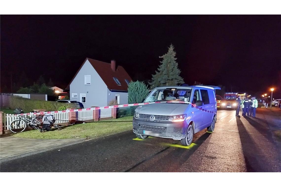 Transporter erfasst Oma und einjährigen Enkel – Frau stirbt Der Transporter erfasste die 59-Jährige und ihren Enkel am Montagnachmittag.