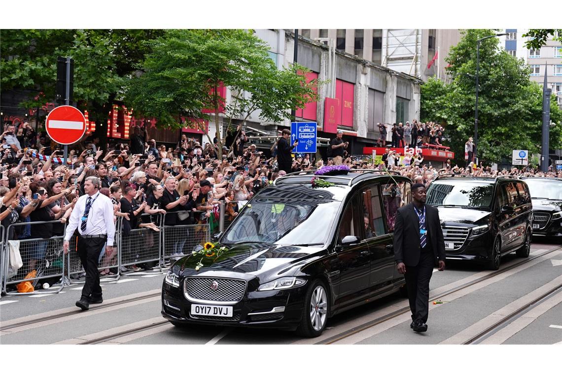 Der Trauerzug von Black-Sabbath-Frontmann Ozzy Osbourne fährt die Broad Street entlang, während sein Leichnam nach seinem Tod in der vergangenen Woche im Alter von 76 Jahren in seine Heimatstadt zurückgebracht wird.