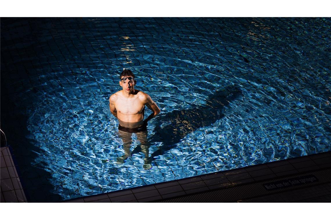 Der Triathlet Lasse Priester steht in einem Becken des Freiburger Westbad.