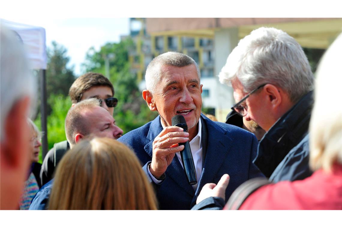Parlamentswahl in Tschechien hat begonnen Der tschechische Milliardär und Gründer der Partei ANO, Andrej Babis, bei einem Wahlkampfauftritt im Prager Stadtteil Modrany. (Archivbild)
