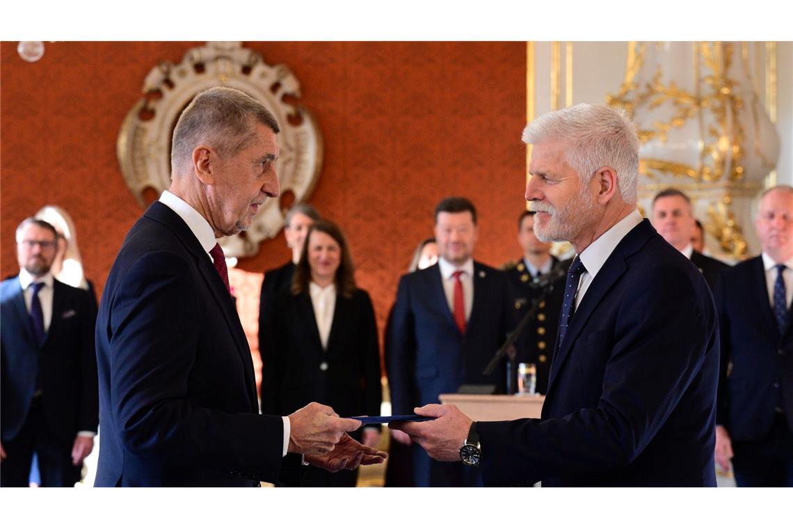 Der tschechische Präsident Petr Pavel (r) ernennt Andrej Babis zum neuen Ministerpräsidenten.